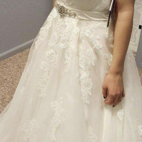 Wedding dress - Picture 4 of 7